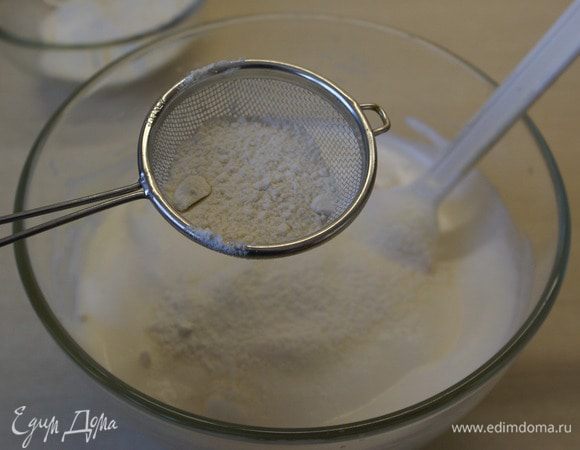 Просейте туда же муку (50 г).