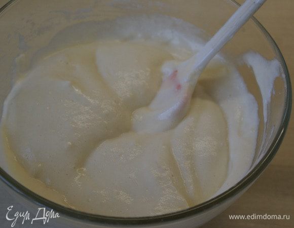 Перемешайте легкими движениями снизу вверх, сохраняя воздух. 
