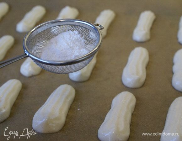 Дважды посыпьте сахарной пудрой (3 г) через сито.