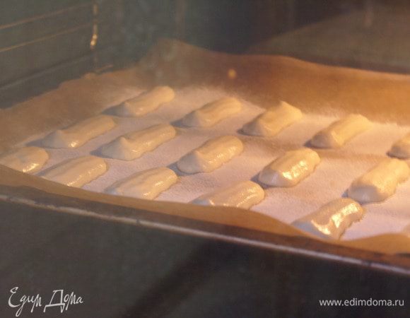 Выпекайте до золотисто-бежевого цвета при температуре 190-200 градусов. Это займет 10-12 минут. 
