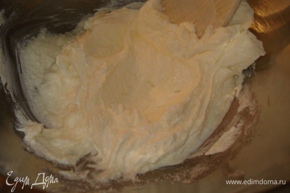 Духовку разогреть до 110°.Шоколад растопить на водяной бане.Отдельно растереть сыр с сахаром,добавить яйца,перемешать до объединения.