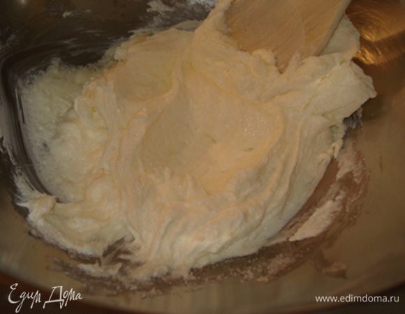 Духовку разогреть до 110°.Шоколад растопить на водяной бане.Отдельно растереть сыр с сахаром,добавить яйца,перемешать до объединения.