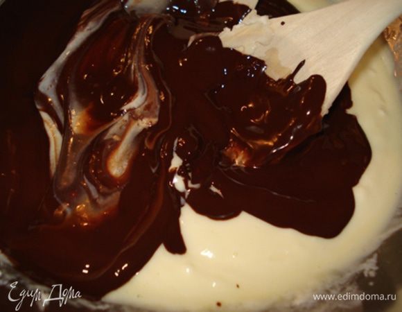 Затем влить шоколад,перемешать.Всыпать муку, добавить сметану.
