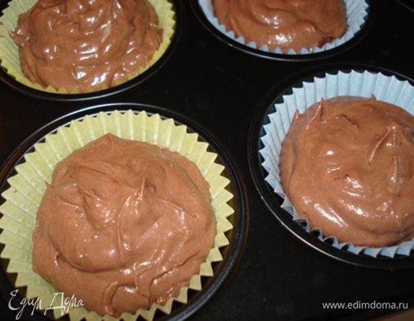 Разлить тесто по формочкам и выпекать 1 ч.Готовые пирожные остудить,поставить на несколько часов в холодильник.
