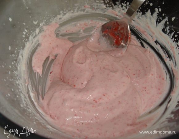 Крем:
КЛубнику пюрировать.Сливки взбить до легких пиков,добавить сахар и продолжать взбивать до устойчивых пиков.Аккуратно вмешать клубничное пюре.Переложить крем в кулинарный шприц,украсить им пирожные.