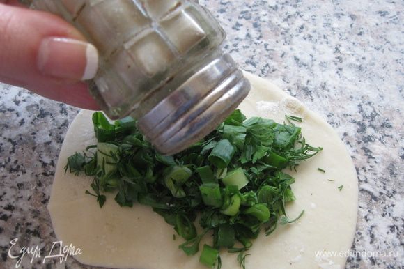 Зелень посыпать солью и перцем по вкусу.