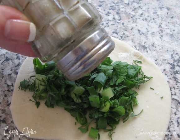 Зелень посыпать солью и перцем по вкусу.