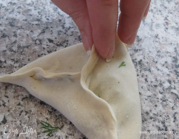 Слепить края лепёшки.