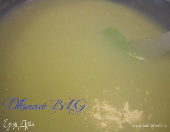 Приготовить заварной крем. 200 мл. молока довести до кипения, снять с огня. Сахар, смешать с крахмалом, добавить яйцо, оставшееся молоко, взбить. тоненькой струйкой ввести в горячее молоко, поставить на огонь варить до закипания, крем должен стать густым. Снять с огня добавить 1 ст.л. масла, охладить.