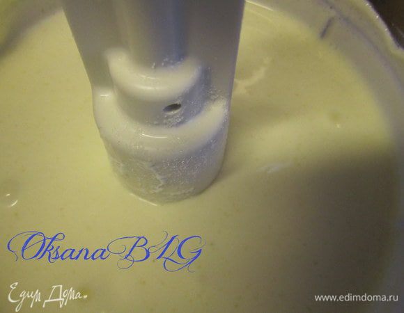 Жирную сметану взбить с 100 гр. сахара, по 1 ст.л. ввести заварной крем.