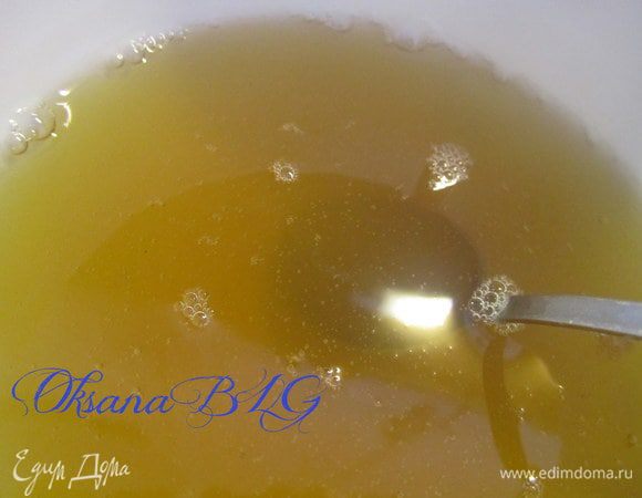 Желатин залить горячей водой, перемешать, оставить на 5 минут чтобы разошлись все крупинки. Ввести в крем, хорошо взбить.