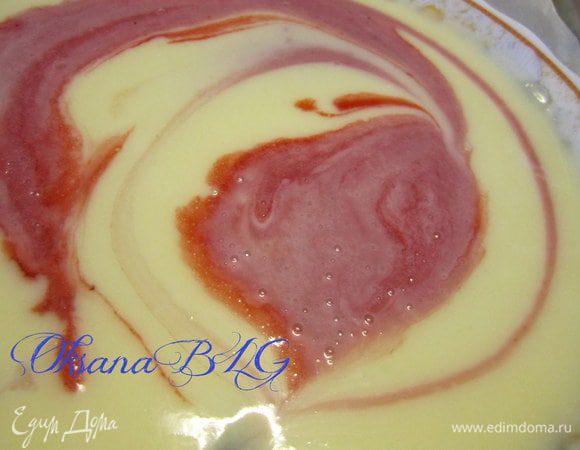 Во вторую часть добавить малиновый сироп. В третью ванилин или ванильный сахар.