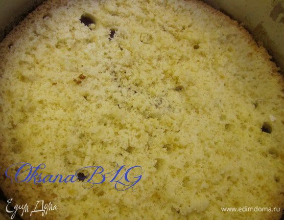 На дно формы положить корж.