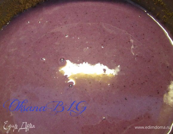 Залить черничное суфле, накрыть коржом.