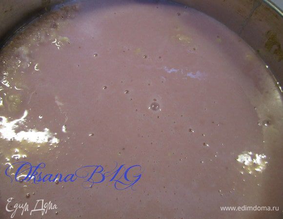 Малиновое суфле, накрыть коржом.