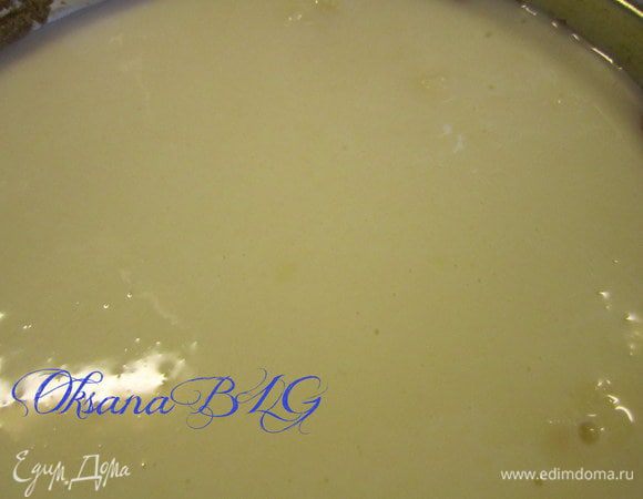 Ванильное суфле, накрыть коржом.Поставить в холодильник на 2 часа. 