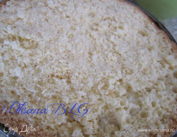 Торт практически готов. Для того чтобы сделать красивее и неожиданнее разрез, можно сделать его как в торте "Калейдоскоп" http://www.edimdoma.ru/retsepty/35042-tort-kaleydoskop. Разрезать ,сформировать, смазать остатками суфле(для этого его нужно немного подогреть или просто взбить в блендере с 1 ст.л. горячей воды), накрыть коржом и поставить еще на 1 час в холодильник.