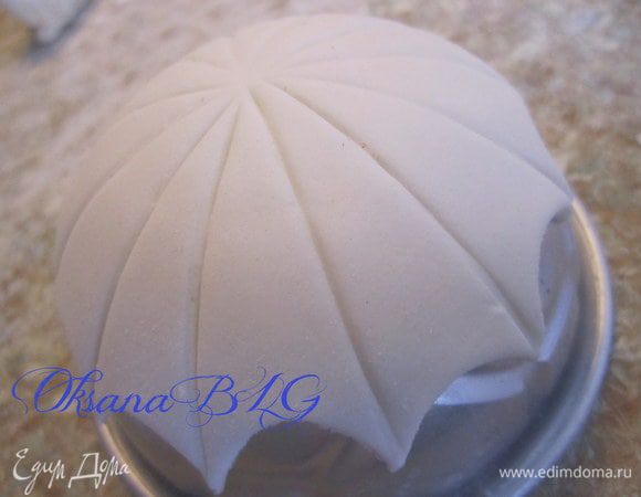 Положить сохнуть на круглую формочку. Если такой нет, можно надуть небольшой воздушный шарик и оставить сохнуть на нем.