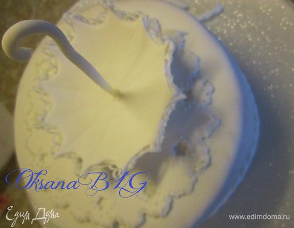 Добавить салфетку из мастики и закрепить зонтики.