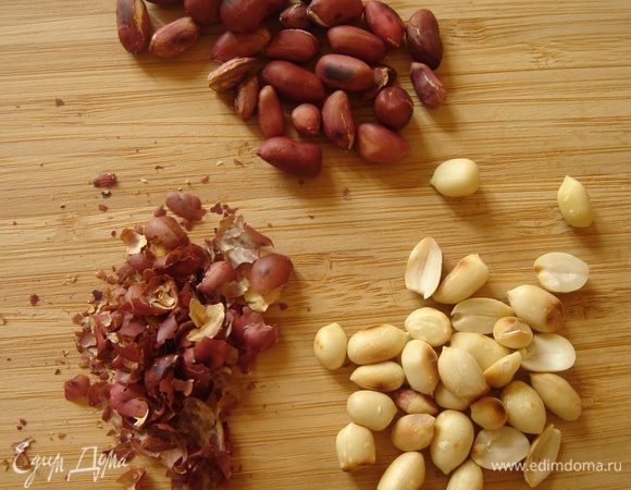 Арахисовое масло готовим в три приёма,чтобы не сжечь блендер.Арахис подсушить на сухой сковороде,немного охладить и растереть между ладонями,избавляясь от шелухи.