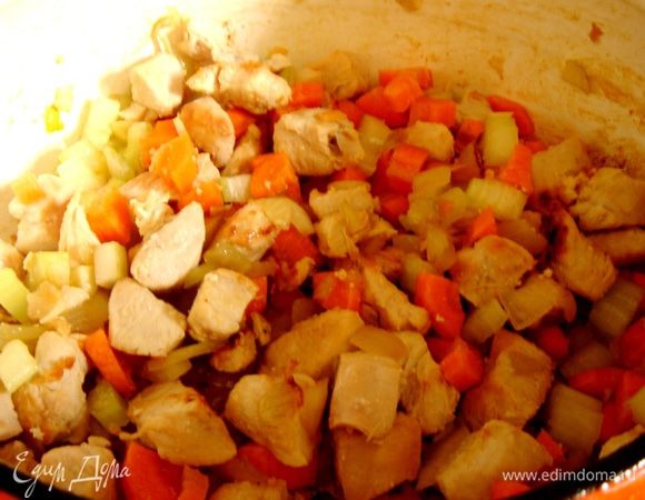 Овощи нарезать на кубики. В большой кастрюле разогреть 2 столовые ложки растительного масла и обжарить до мягкости лук и сельдерей, затем добавить кубики моркови. Всыпать муку (по желанию) и сушеный шалфей. Тушить 2–3 минуты на среднем огне.