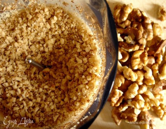Часть орехов можно измельчить в муку, остальные — крупно порубить.