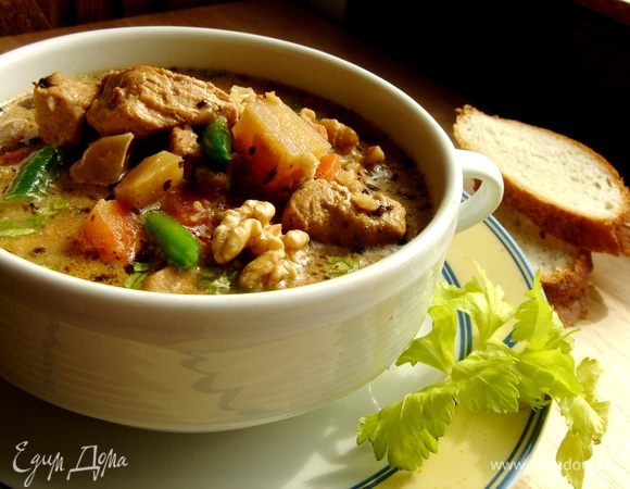 Положить в кастрюлю орехи, мясо индейки. Посолить и поперчить. Варить до готовности овощей. Затем влить сливки и посыпать измельченной петрушкой. Подавать с гренками из белого хлеба. Приятного аппетита!