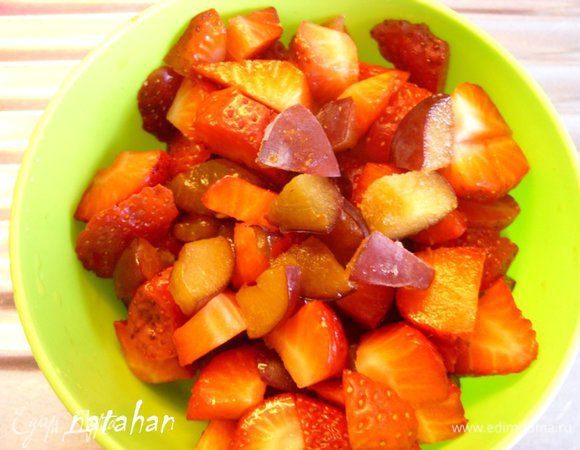 Приготовим Rote Grütze:
Сливу разморозить. Клубнику почистить, помыть и обсушить бумажным полотенцем. Ягоды порезать на маленькие кубики. Сложить в плошку для микроволновки.