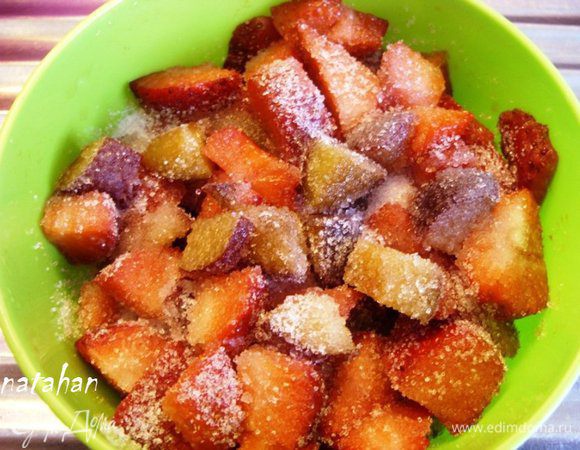 Ягоды посыпать сахаром. Перемешать.