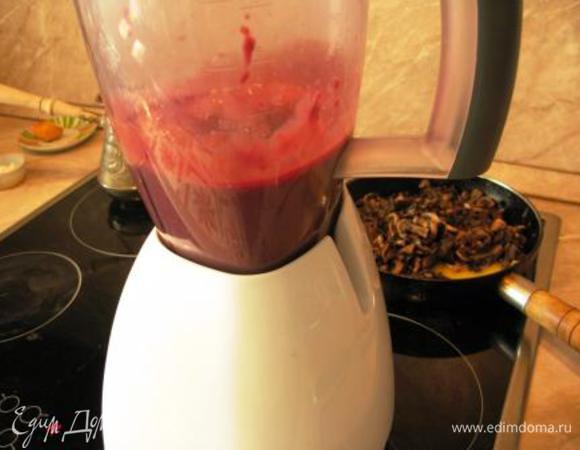 Печень (сырую) перекрутить в блендере.