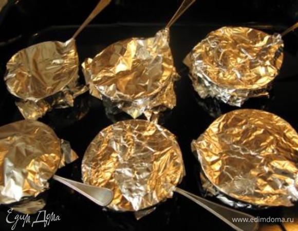 Накрыть формочки фольгой, подоткнуть края. Поставить в глубокий противень и наполнить его горячей водой до середины высоты формочек. Удобнее это делать, когда противень уже в духовке. Духовка 150 гр 50 мин.