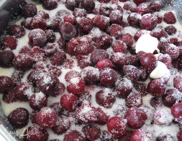 Смешиваем все ингридиенты теста. Выливаем половину теста в форму, выкладываем вишню( не размораживая), посыпаем сахаром. 