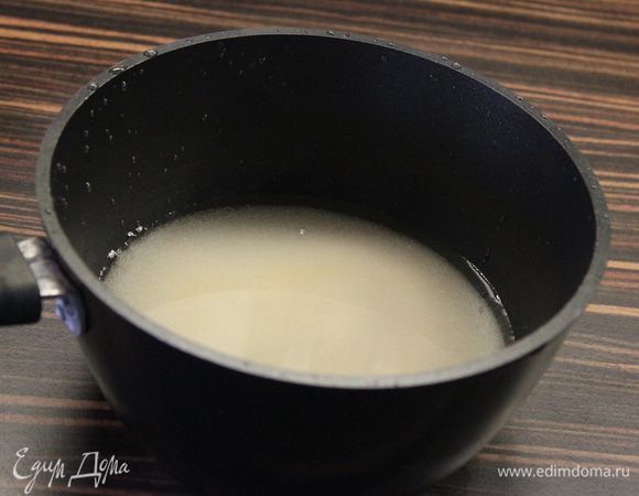 Добавить горячей воды и размешать ложкой. Поставить на огонь и довести до кипения!