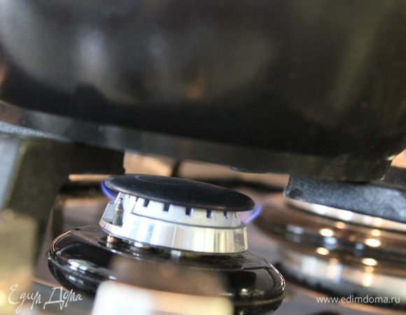 А теперь накрываем кастрюлю плотно прилегающей крышкой, убавляем огонь до самого минимума!..и варим 45 минут, не мешая....Минимальный прогрев здесь очень важен,чтобы сироп не стал темно-янтарного цвета, а должен оставаться слега желтого, и иметь абсолютную прозрачность...P.S. Огонь лучше убавлять не до упора (отметки минимума), а наоборот,в сторону выключения - именно там еле слышный огонь,который нам и нужен:)