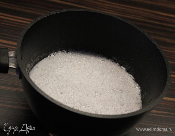 Затем добавляем соду... Будет яркая реакция пенообразования,которая при остывании сведется к нулю и сироп будет кристально прозрачным.