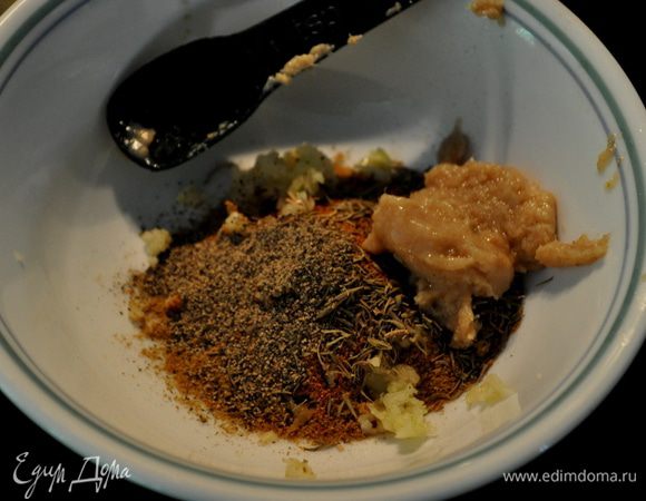 Смешать 6 специй.Отставить в сторону./Имбирь я использовала готовый как и чеснок долькой./
