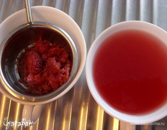 Варенье из малины залить водой, тщательно перемешать и процедить через мелкое ситечко.