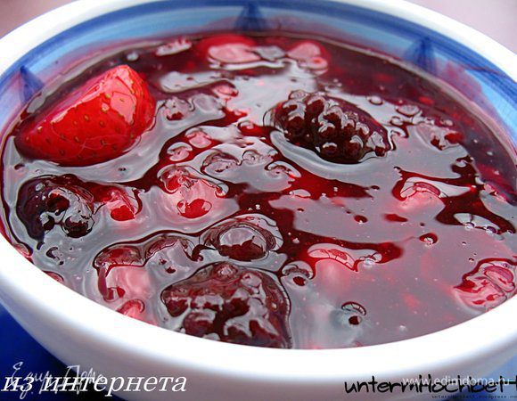 В ковшик сложить приготовленные в СВЧ ягоды, залить остывший малиновый сироп с Tortenguss-rot и довести до кипения. Проварить смесь 1 минуту постоянно помешивая. Rote Grütze готов. Поставить охлаждаться.
Фото из Интернета (untermhochbett.wordpress.com), моё не получилось.