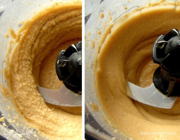 Поместить орехи в блендер и размолоть в муку.Продолжать размалывать орехи(в три этапа!). Постепенно масса загустеет,выделяя масло,а затем станет жидкой.