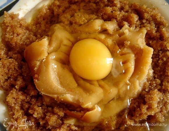 Для печенья растереть сливочное масло с сахаром.Добавить ореховую пасту и яйцо.