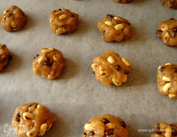 Смешать муку с разрыхлителем,замесить тесто,добавить орехи и шоколадные капли.Выложить небольшие шарики(чуть больше грецкого ореха)на противень,застеленный пергаментом.Поставить противень на 20-30 минут в холодильник.