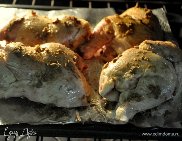 Затем каждую половинку натереть отставленным набором специй. Поставить в духовку разогретую /200гр/ или на гриль и готовить примерно минут 15.