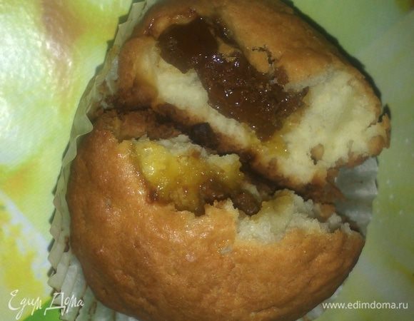 Растереть масло с сахаром. Добавить яйца,перемешать. Затем сметану и ванилин(я иногда еще добавляю немного сливок,выпечка получается на мой взгляд более нежной и вкусной). Добавить просеянную муку,соль и разрыхлитель. Формочку для кекса на треть заполнить тестом,положить в середку вареную сгущенку,сверху закрываем порцией теста. Формочки должны быть наполнены не более, чем на 2/3.Выпекать при 180 градусах в течение 20-25 минут.