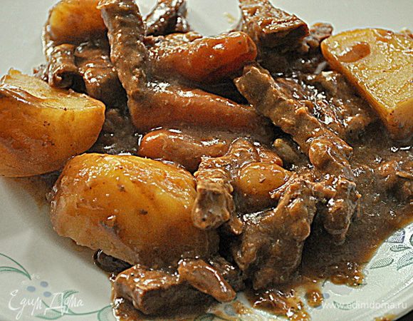 Посолить и поперчить мясо.Смазать со всех сторон хреном.Влить в воду довести до кипения и убавить огонь,накрыть и тушить 2ч.-2ч.30мин.Заложить очищенный, порезанный  картофель,морковь и лук и тушить примерно 1час.или пока говядина и овощи не станут мягкими.Готовое блюдо подавать с подливой.