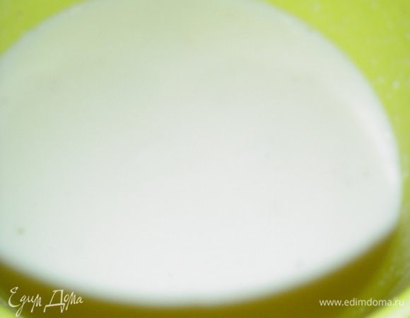 Нагреваем сливки, отделяем 50 мл и растворяем в них желатин(у меня быстрорастворимый), а затем добавляем раствор в оставшиеся сливки. Сливки с желатином делим на четыре части в соотношении - 110мл:80мл:80мл:80мл.
В 80 мл горячих сливок растворяем кофе, еще в 80 мл - черный шоколад и в оставшихся 80 мл - молочный шоколад, даем остыть(по мере необходимости можно подогревать в микроволновой печи).
Это кол-во предназначено на две порции, т.е. на два стакана. В стакан наливаем сливочно-желатиновый раствор на 1/3 стакана и отправляем в холодильник застывать. Я ставила стакан под наклоном, а делала это просто...в пустой стакан ставила наполненный стакан под углом. Когда желе схватиться, наливаем следующий слой -сливки с кофе, и таким же образом даем застыть. Теперь наступает очередь сливочного слоя, но в этом случае стакан не нужно наклонять, а поставить его нужно ровненько до того времени как схватится желе. А вот сверху этого слоя высыпаем немного тертого шоколада, сверху слой с молочным шоколадом...охлаждаем и снова тертый шоколад, сверху слой с черным шоколадом.
Перед подачей посыпаем наше желе стружкой белого шоколада!
Я так долго описывала процесс, а на деле все очень просто, но какой эффект!!!какой вкус!!! Это наслаждение для любителей шоколада!