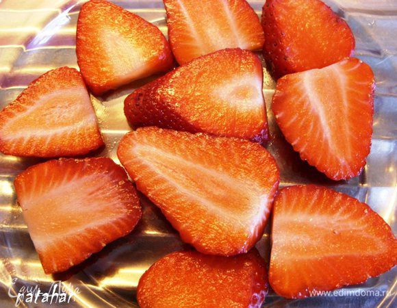 Украшением мусса будут у меня плоские ломтики клубники. Клубнику почистить, помыть и обсушить бумажным полотенцем. Разрезать на ломтики толщиной 3 мм вдоль ягоды.