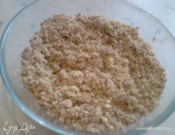 Миндальные орехи размолоть в муку (можно воспользоваться кофемолкой). Орехи можно заменить пшеничной мукой… я иногда именно так и делаю (на моей аватарке как раз такой торт)