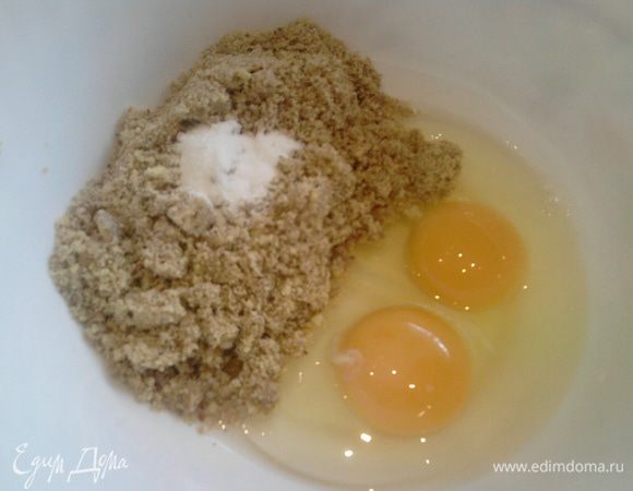 Соединить все ингредиенты для коржа (яйца, сахар, размолотые орехи, разрыхлитель) 