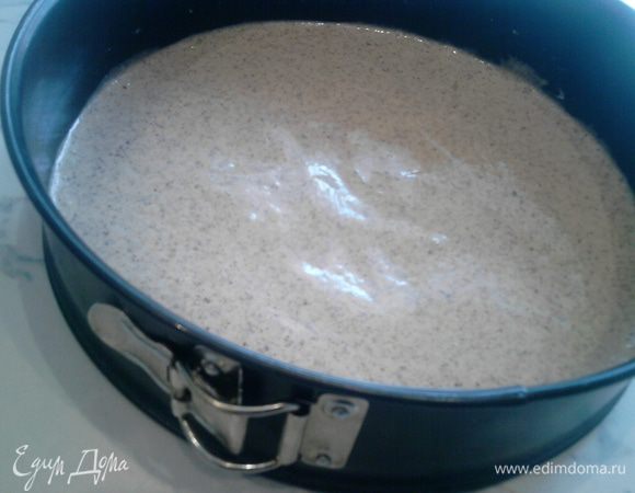 Вылить тесто в смазанную сливочным маслом разъемную форму (26 см. диаметром), выпекать 10 минут при температуре 180-200 градусов