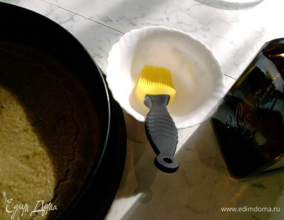 Готовый корж остудить и пропитать ромом или любым сиропом (в этот раз я пропитала цитрусовым ликером), причем остатки, если корж «не возьмет», можно добавить в крем.  